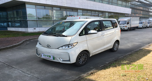 一款既便宜又能上上海大牌的微型电动汽车——九龙EM3