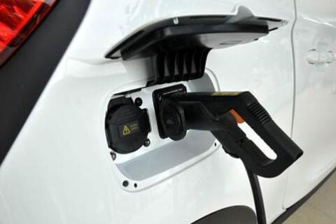 上海市委副主委：建议提高新能源汽车充电桩覆盖率
