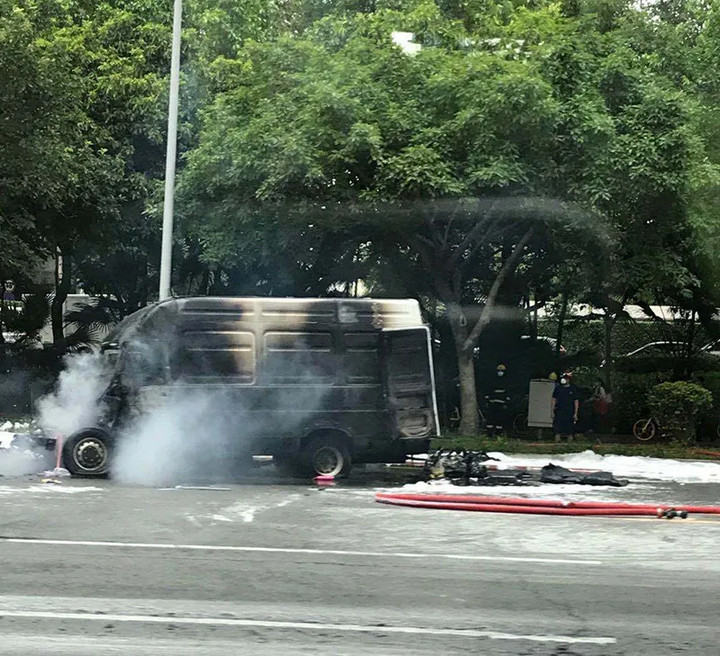 突发！深圳一电动车起火致驾驶员身亡，疑似电动依维柯