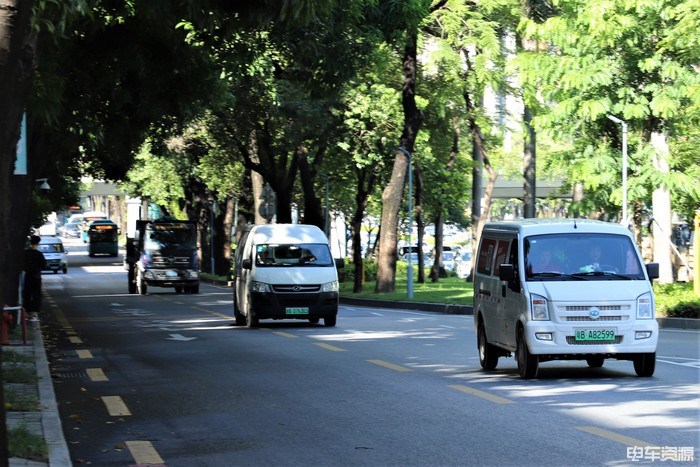 街拍：穿梭在深圳繁忙街道的物流车