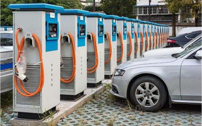 2020年中国电动汽车充电桩市场发展现状与竞争格局分析